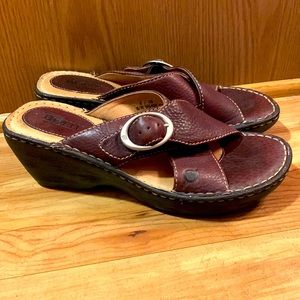Born criss cross brown pebbled 2.5” leather wedge buckle platform sandals VGUC